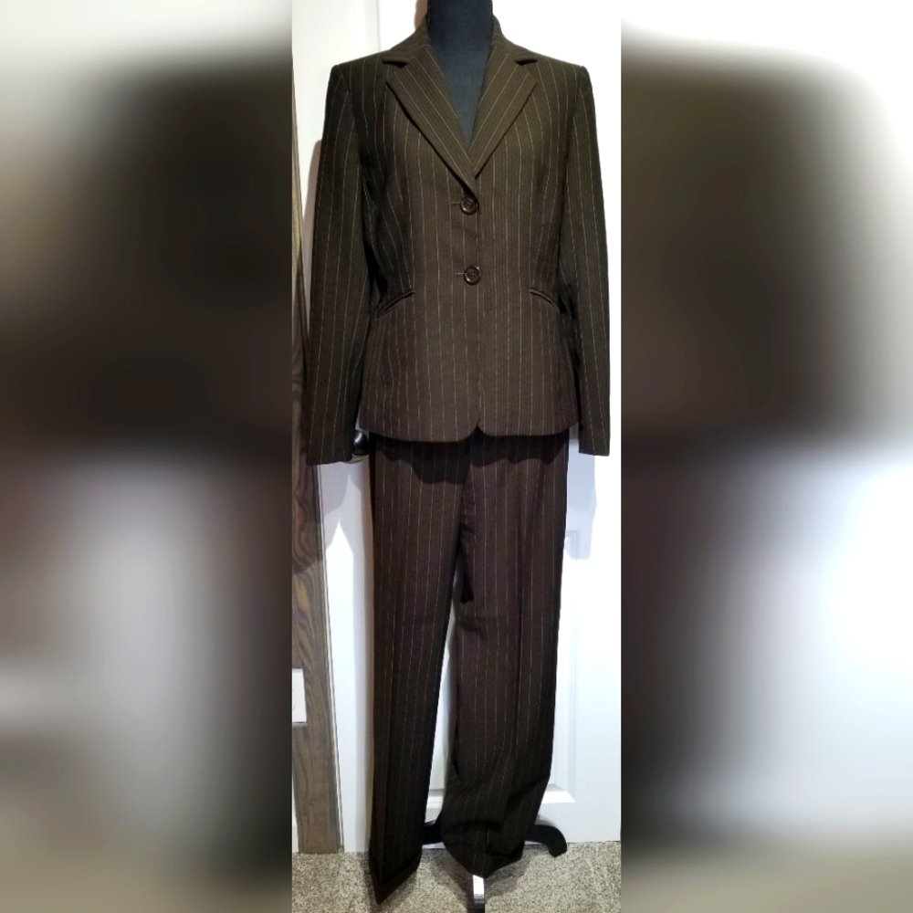 Tahari 2-piece Pant Suit Ladies Size 8